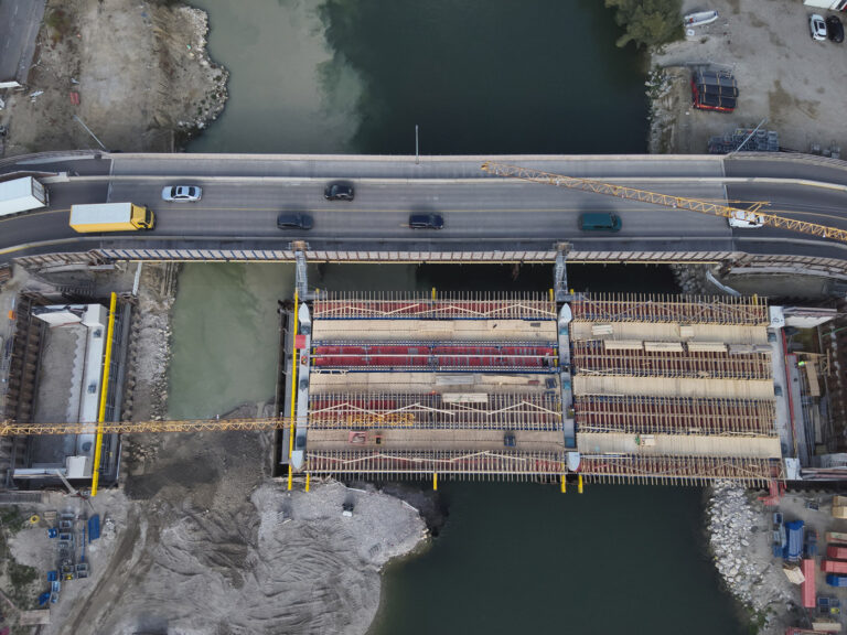 Kleine Isarbrücke wegen Montagearbeiten für eine Nacht gesperrt